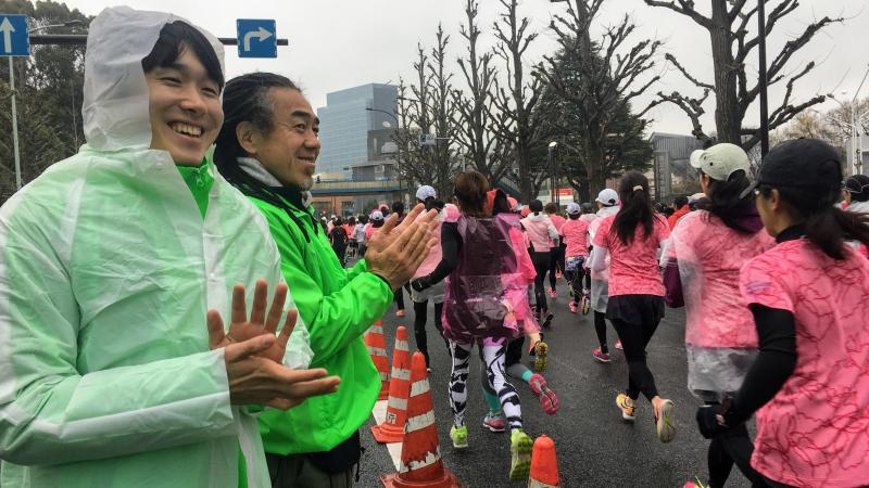 「渋谷・表参道Women's Run」の給水お手伝い☆画像