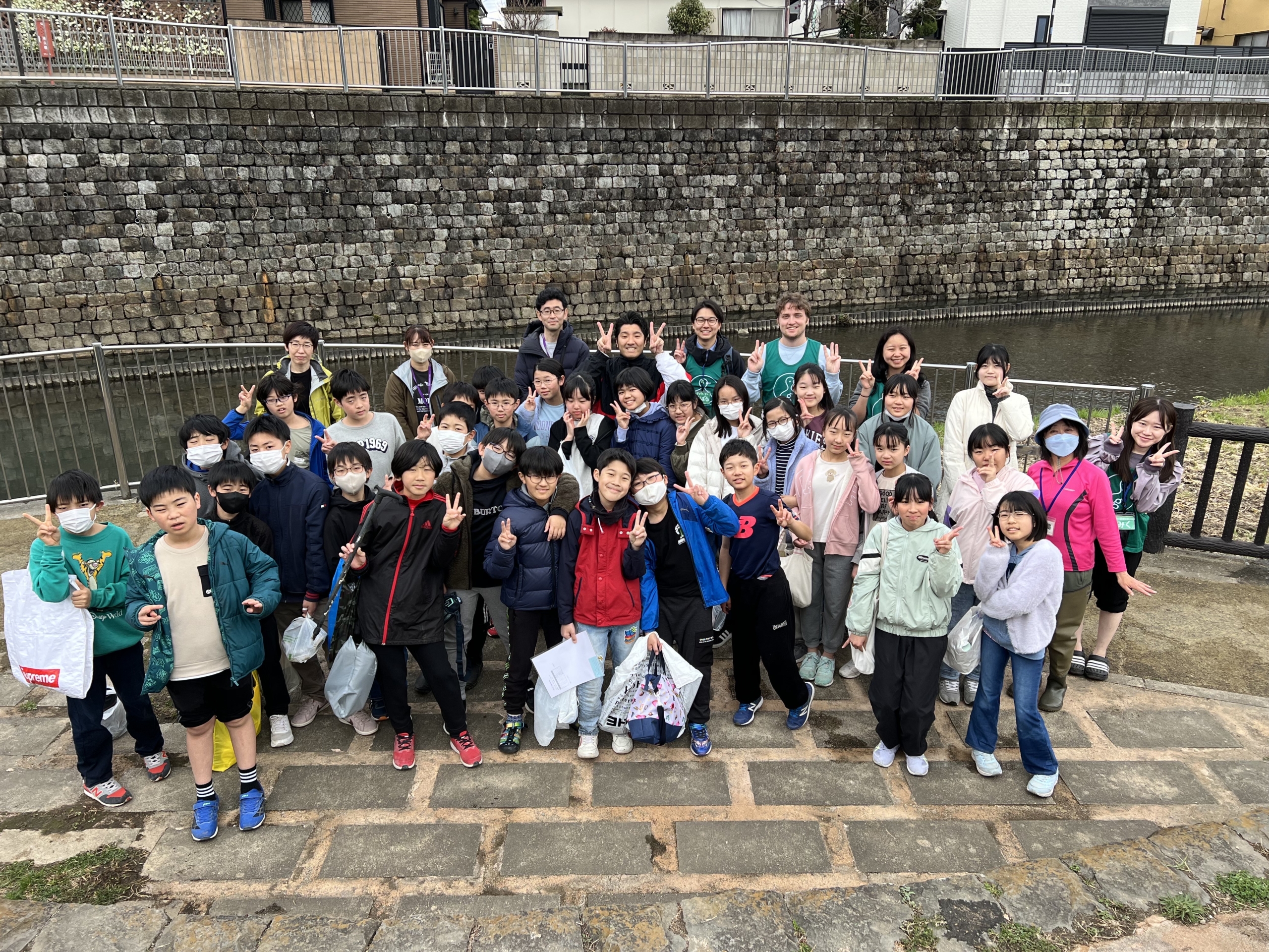 子どもたちと川をおそうじ！
