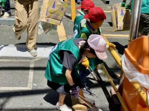 まちをキレイにする子供たちの姿は大人よりも大きな存在感