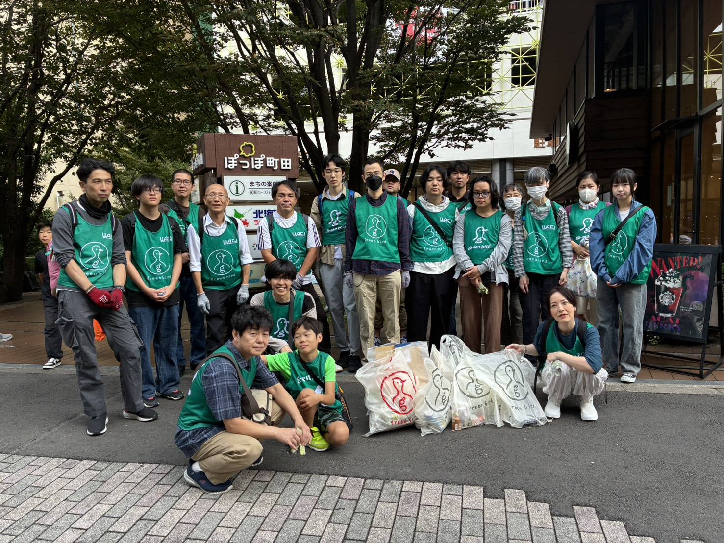 たくさんの傘が悲しそうな顔で…