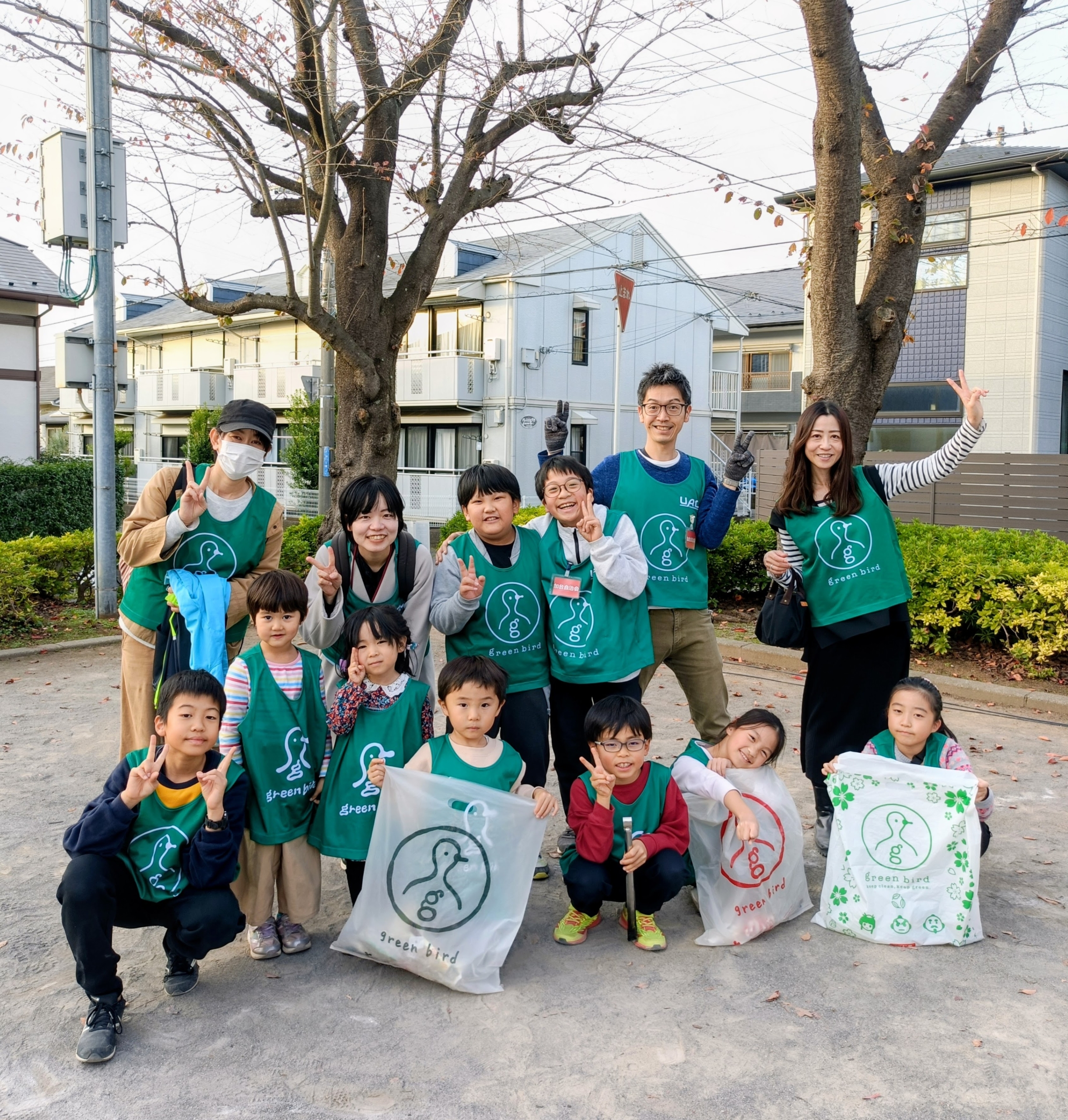 拾う手に　ふれあい芽生え　秋の空