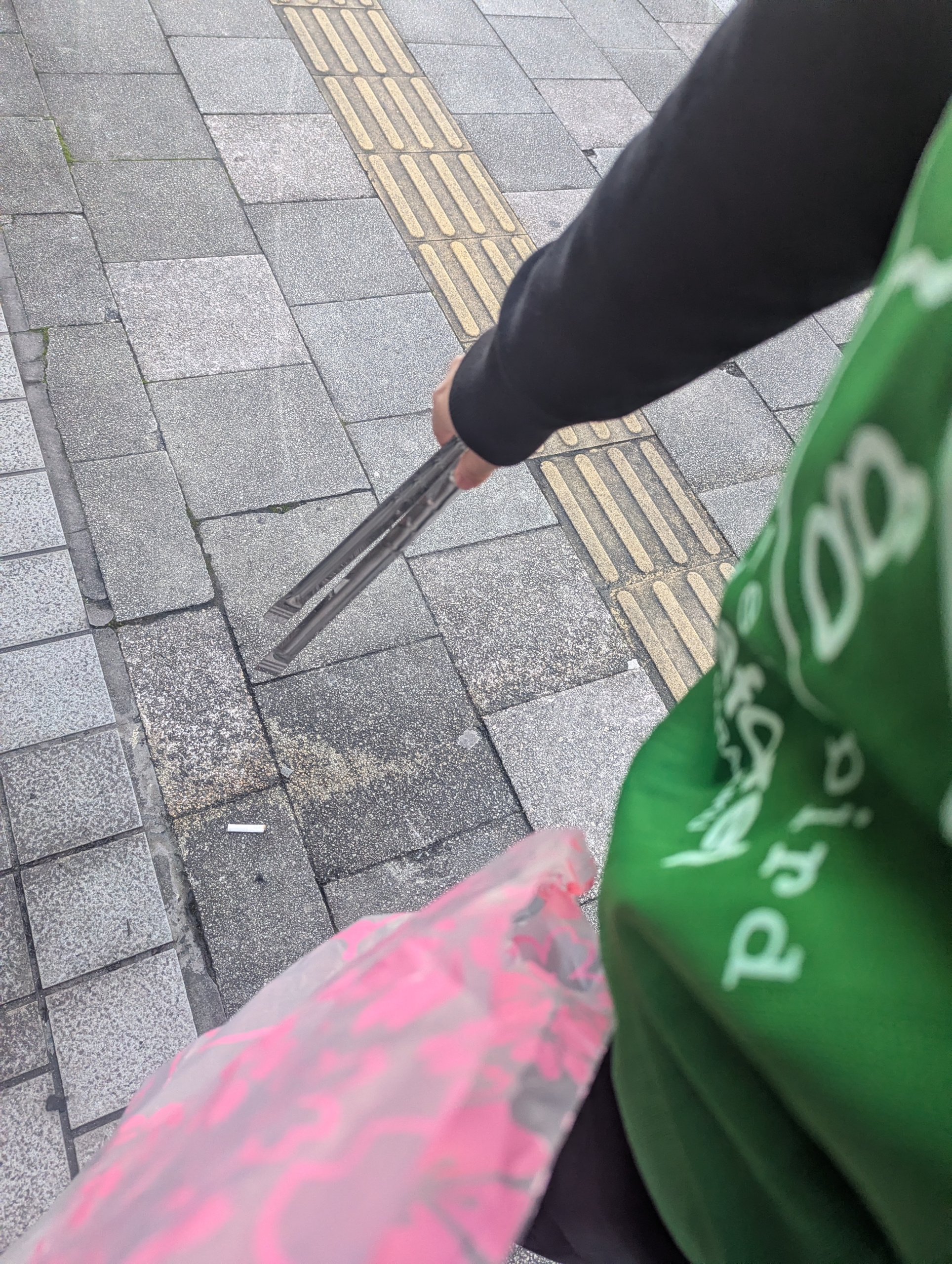 少し寒い秋の日のごみ拾い