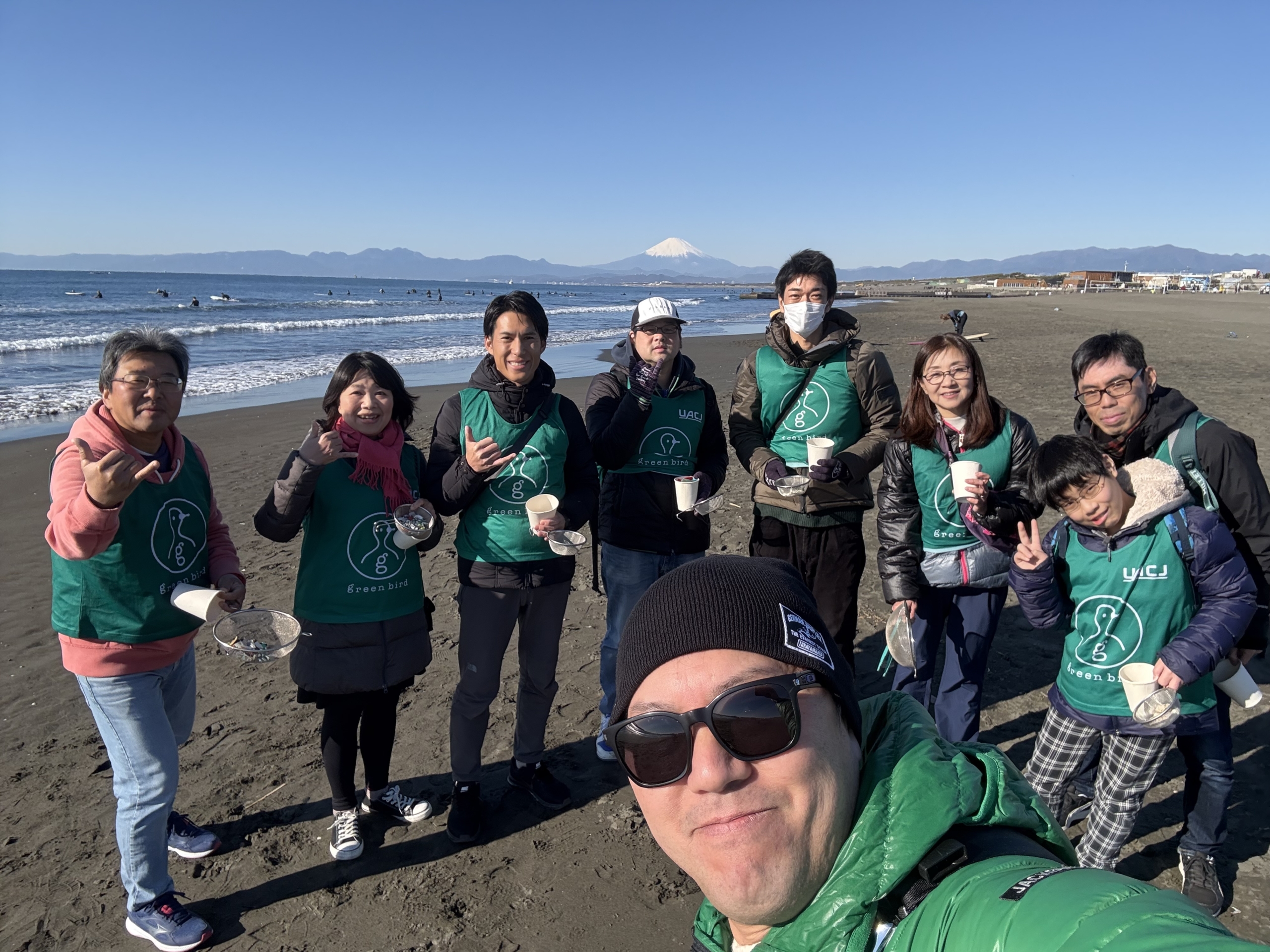 鵠沼海岸でマイクロプラスチック拾い